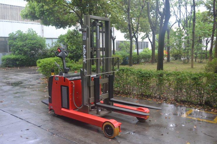 “湖南榮洲機械設(shè)備有限公司，移動式升降平臺價格，湖南升降貨梯，塑料托盤批發(fā)，固定式升降平臺，曲臂式升降平臺，汽車尾板，全電動叉車”